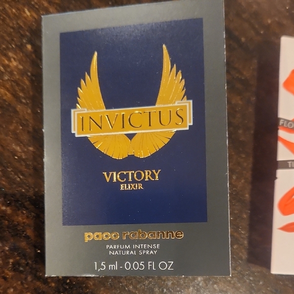 Designer Perfume Sample Set - Picture 6 of 8